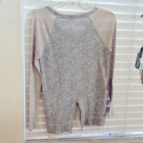 Others Follow Gray Split Back Blouse size M - Picture 2 of 8